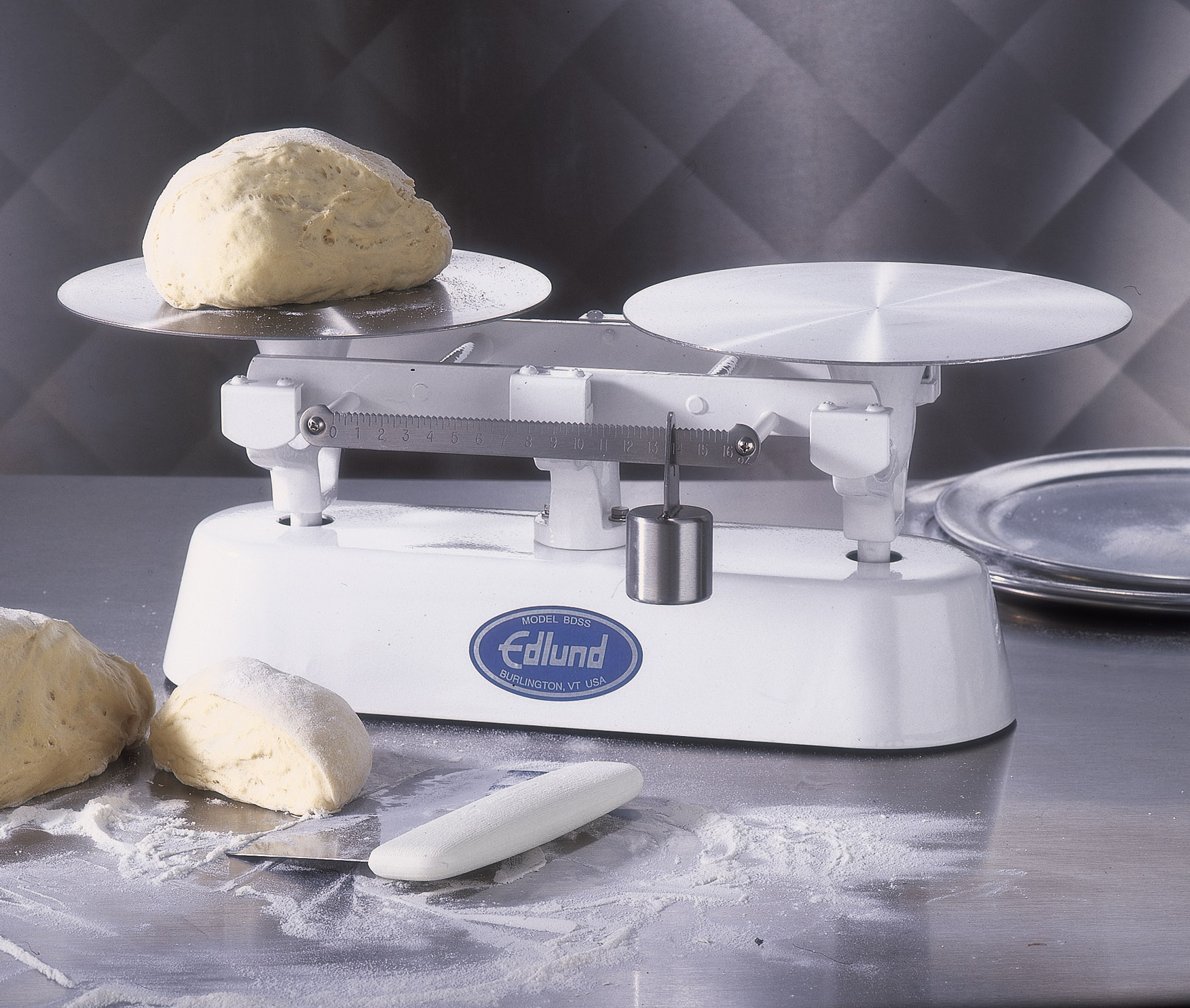 https://www.edlundco.com/wp-content/uploads/2014/04/Deluxe_Bakers_Dough_Scale.jpg